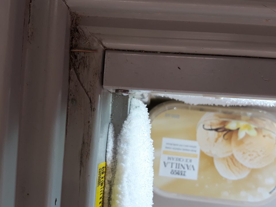 V mraziacom zariadení slúžiacom na vystavovanie a predaj mrazených krémov zistený silný výskyt námrazy.