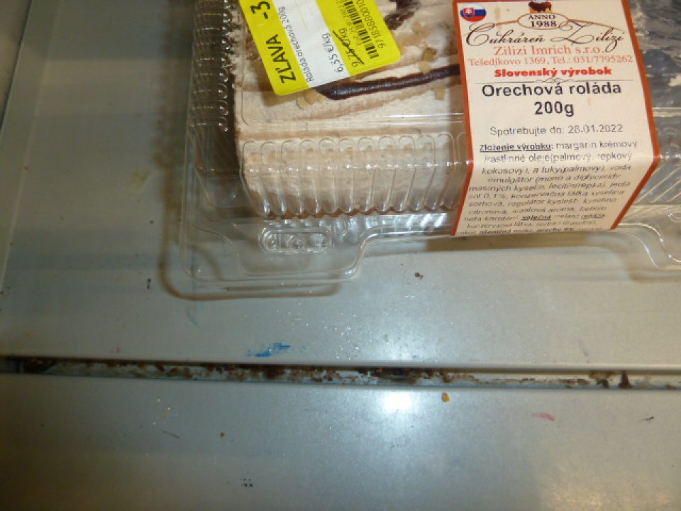 Úložná plocha chladiaceho zariadenia pre uskladnenie  cukrárskych výrobkov  bola znečistená  od zaschnutej tekutiny  na viacerých miestach, v ryhe napadané nečistoty.