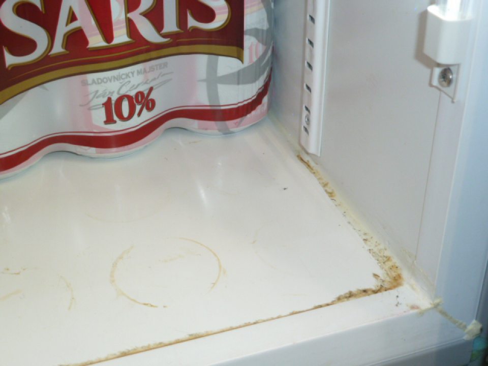 Úložné plochy  chladiaceho zariadenia  pre dochladzovanie piva  boli znečistené  zvyškami rozliateho nápoja na viacerých miestach.