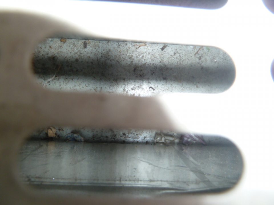 Úložná plocha chladiaceho zariadenia pre dochladzovanie piva pokryté porastom plesní pod nimi vrstva prachu.