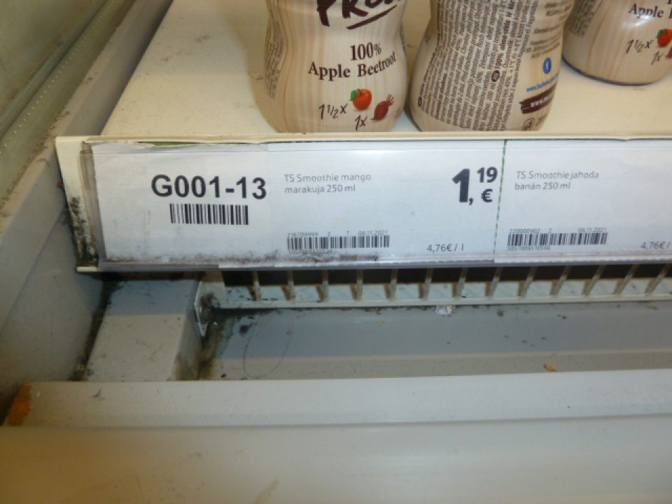 V chladiacom zariadení určenom  na vystavovanie a predaj  jablkových štiav a ovocných nápojov zistené viditeľné nečistoty  na úložnej ploche  a v priestore pod úložnou plochou  boli zistené  zvyšky nečistôt a prachu.