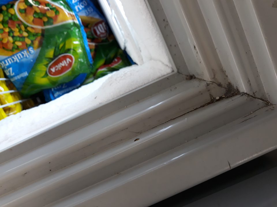 Na predajnej ploche v mraziacom zariadení na vystavovanie a predaj hlbokozmrazenej zeleniny, vodiaca lišta a priestor pod vodiacou lištou silne znečistený prachom a zaschnutou špinou.