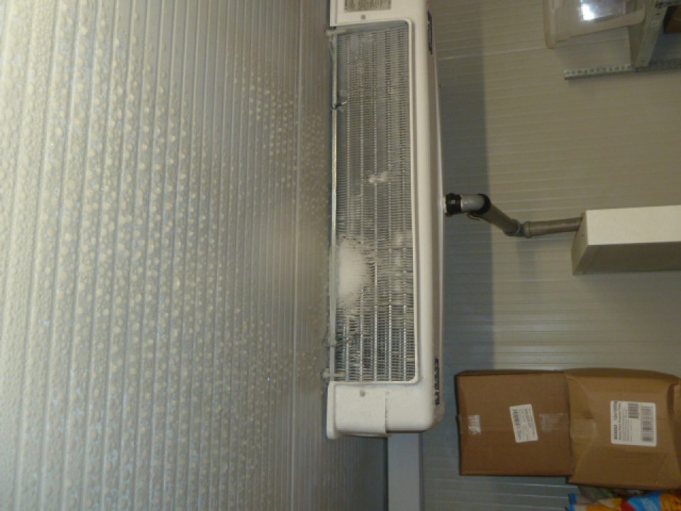 V mraziacom boxe v sklade  silná vrstva námrazy na výparníku, namrznutý kondenz na strope boxu.