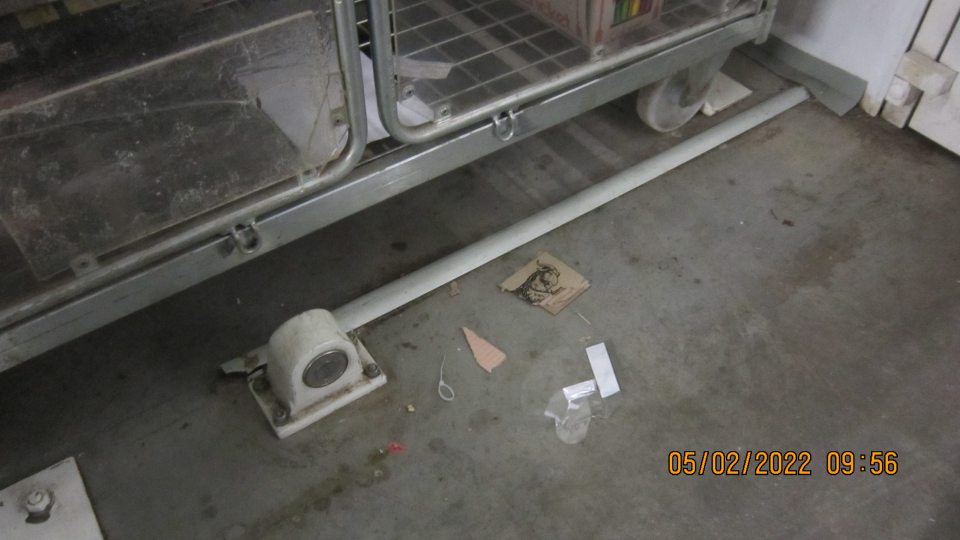 Podlaha v suchom sklade potravín znečistená zvyškami obalového materiálu, prachom, zaschnutou špinou. 