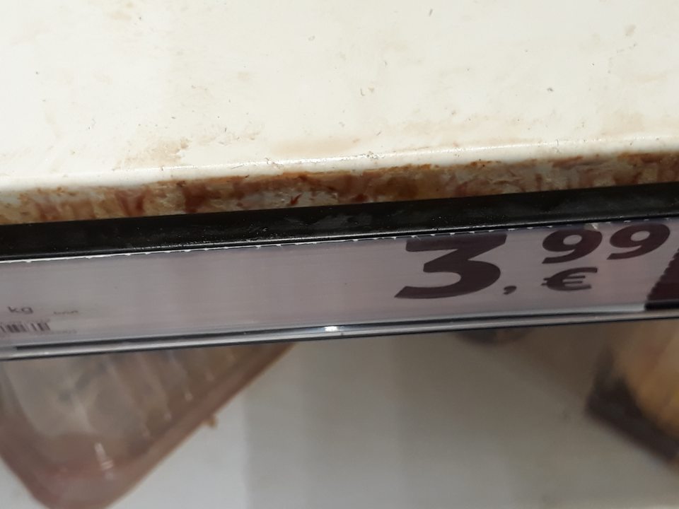 Na predajnej ploche úložná plocha regálu chladiaceho zariadenia na uchovávanie hydiny a hydinových dielov silne znečistená špinou, zatečenou mäsová tekutinou s krvou.