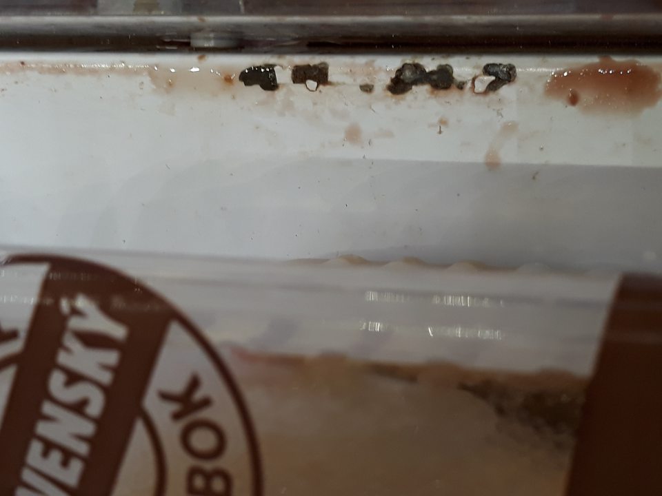 Na predajnej ploche úložná plocha chladiaceho zariadenia na uchovávanie hydiny a hydinových dielov má narušený povrch s výskytom korózie.