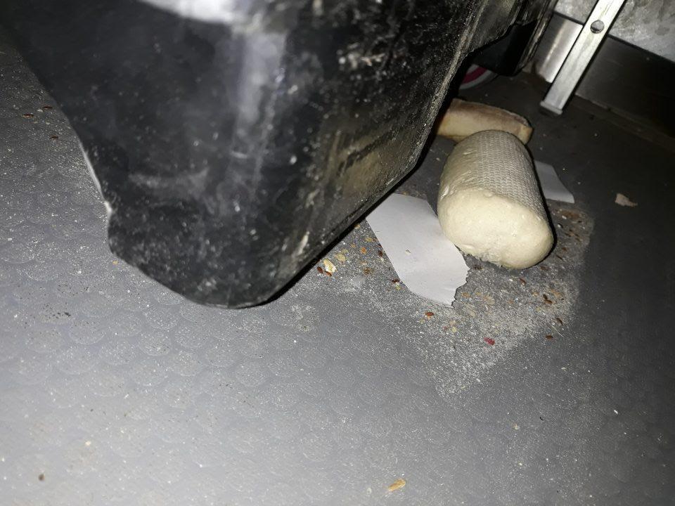 V skladovom priestore podlaha v mraziacom boxe znečistená špinou, mechanickými nečistotami, obalovým materiálom a hlbokozmrazeným polotovarom určeným na dopekanie.