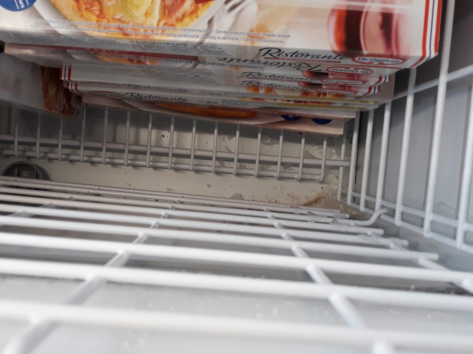 Úložná plocha mraziaceho zariadenia slúžiaceho na vystavovanie a predaj hlbokozmrazeného polotovaru (pizza) bola znečistená prachom, mechanickými nečistotami, obalovým materiálom a zvyškami ľadu.