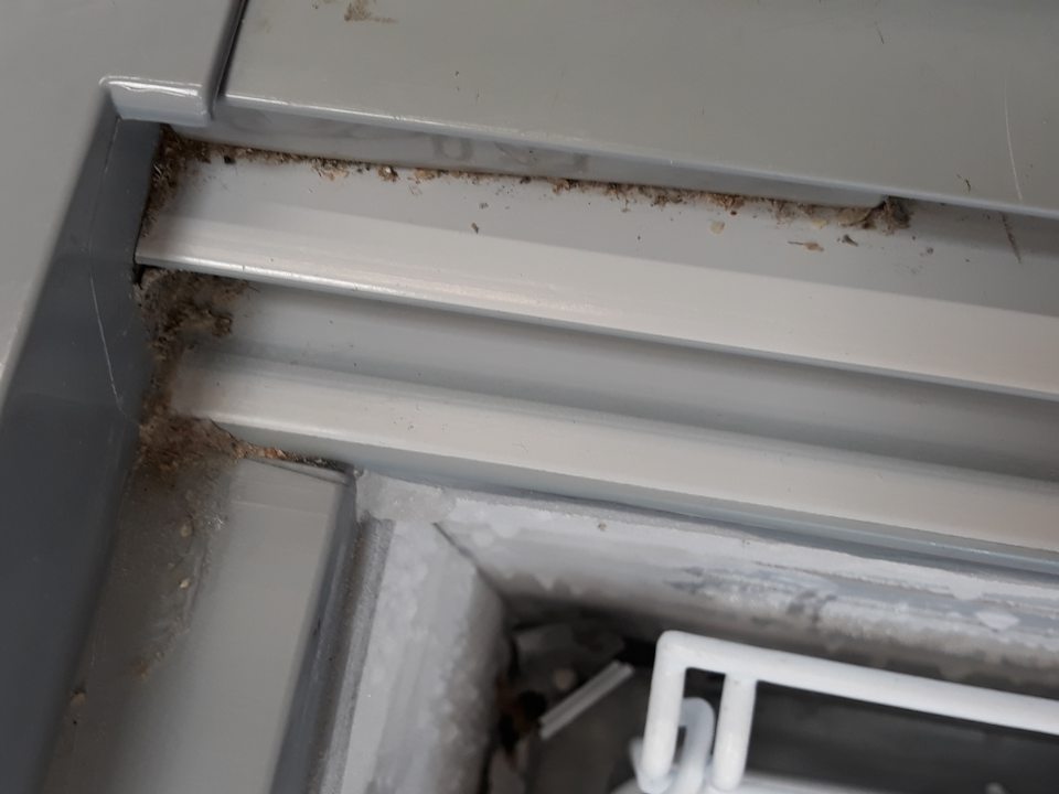 Priestor v rohu pod vodiacou lištou mraziaceho zariadenia slúžiaceho na vystavovanie a predaj mrazených krémov je silne znečistený mechanickými nečistotami, prachom a omrvinkami.