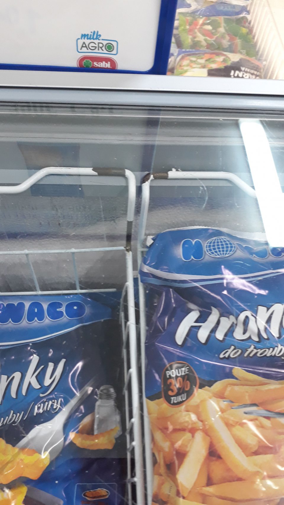 V mraziacom zariadení pre uskladnenie hlbokozmrazených polotovarov výskyt  porušeného, opukaného náteru na viacerých miestach  závesných košíkov v uvedenom zariadení.