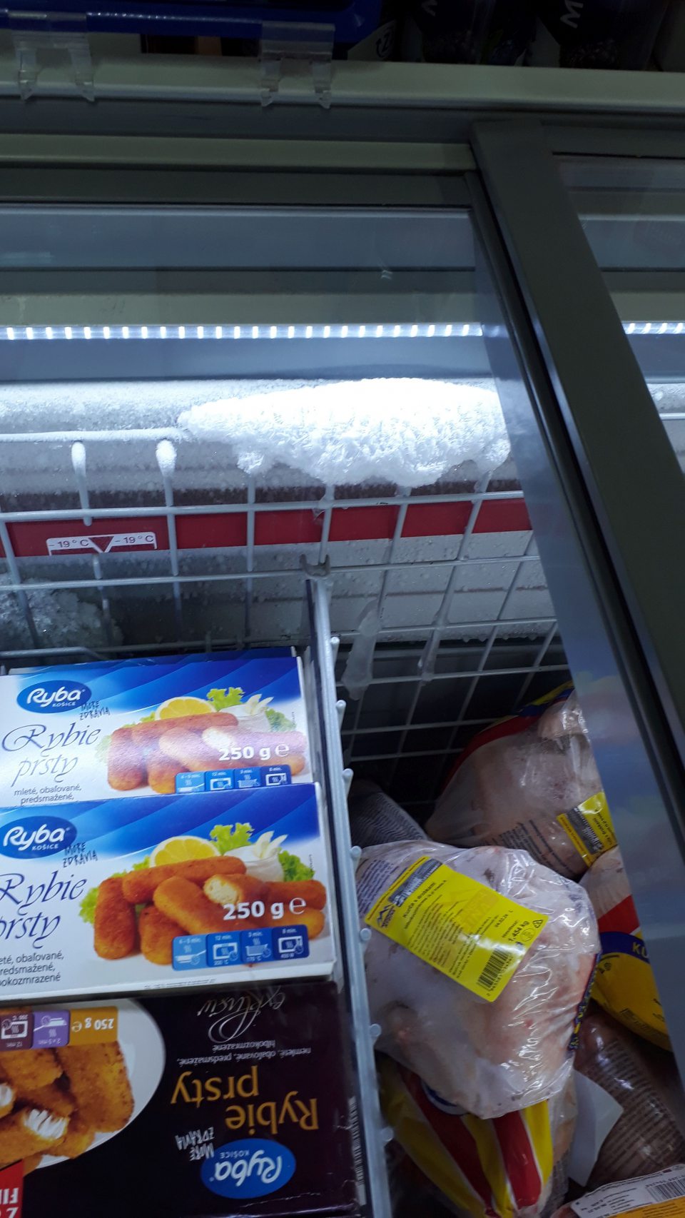 V mraziacom boxe pre uskladnenie hlbokozmrazenej hydiny výskyt silnej námrazy na viacerých miestach.