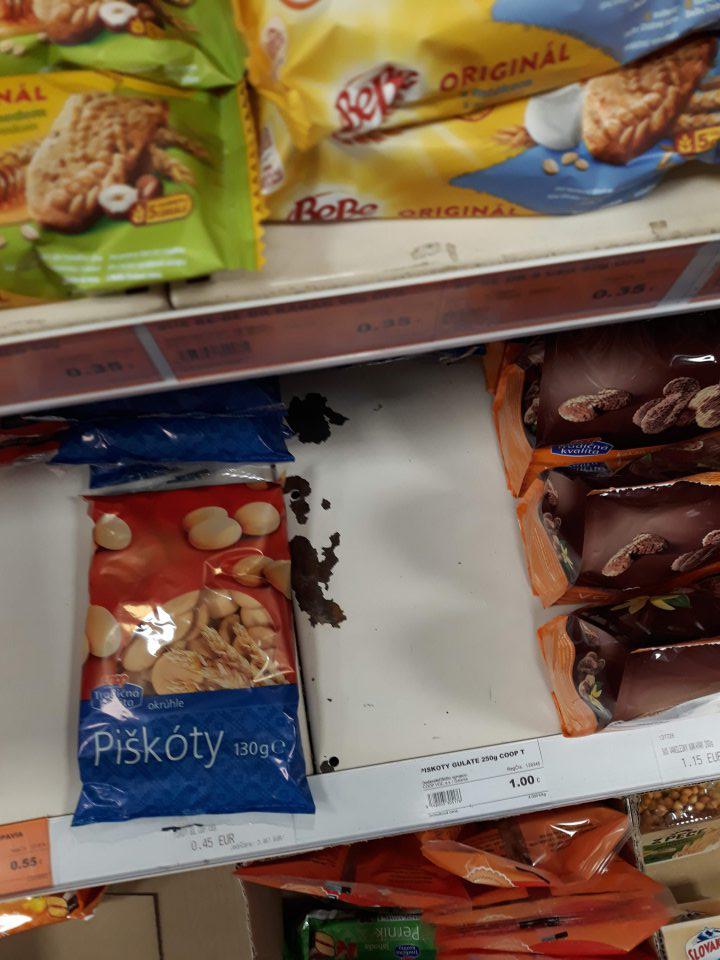 Poškodený náter na viacerých regáloch s potravinami 