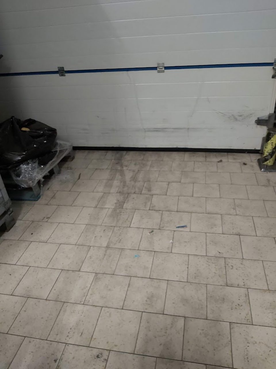 1.1./ Chladiaci box v zázemí (v blízkosti lisovacieho stroja)- znečistená podlaha a steny