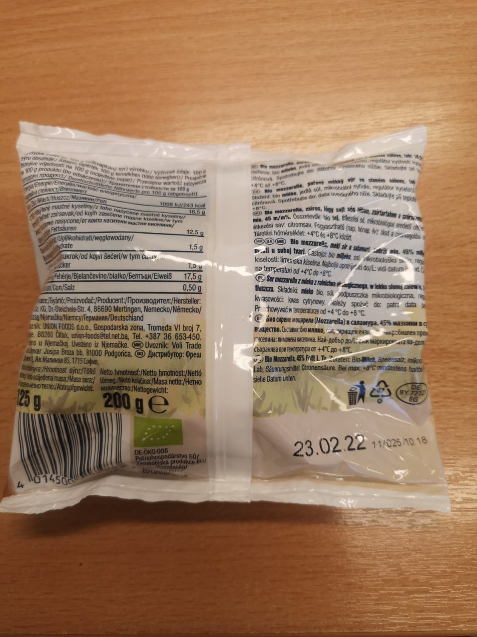 Zottarella BIO, Bio mozzarella, parený mäkký, plnotučný syr v slanom náleve, tuk: 18,5 %, 200 g, výrobca: Zott SE Co. KG, Dr.- Steichele-Str. 4, 866 90 Mertingen, Nemecko, DE BY 77721 EG, dátum spotreby: 23.02.2022, v množstve: 0,8 kg(4 ks), v celkovej cene: 6,76 Eura.