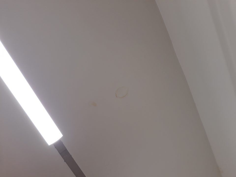 Zatečený strop na predajnej ploche.