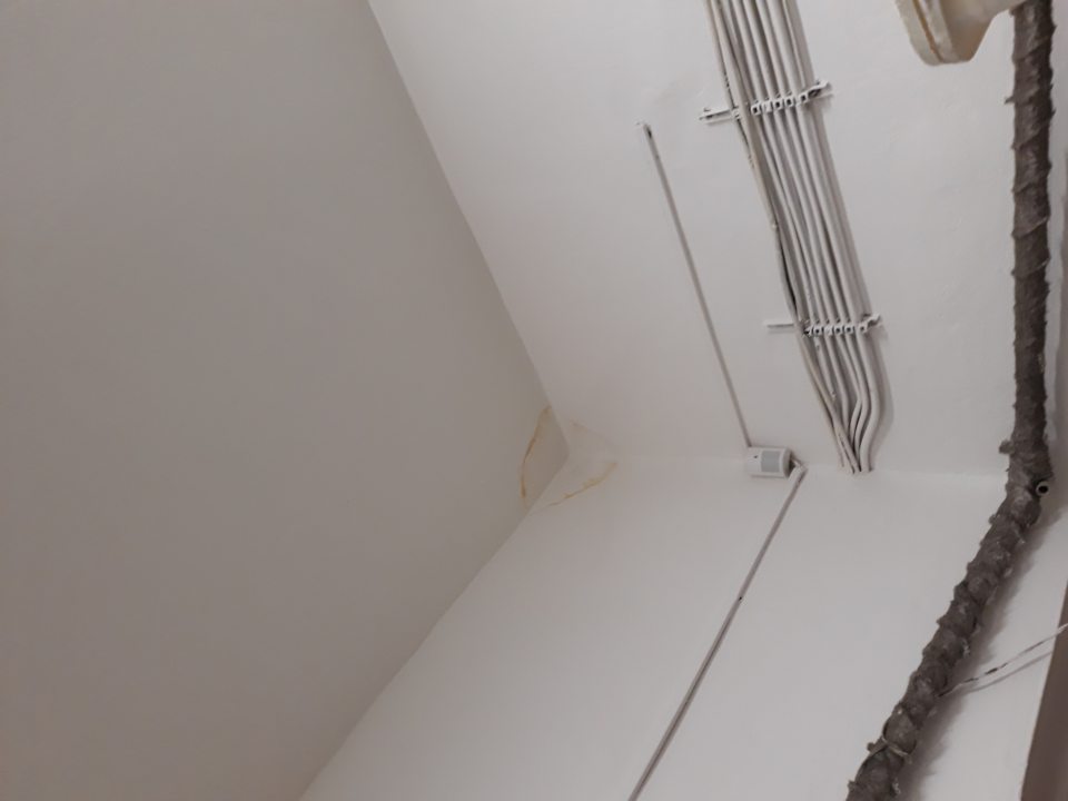 Zatečený strop v sklade.