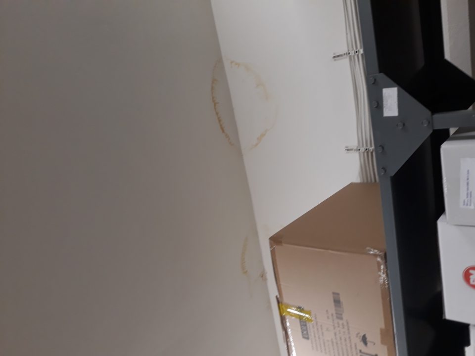 Zatečený strop v sklade.