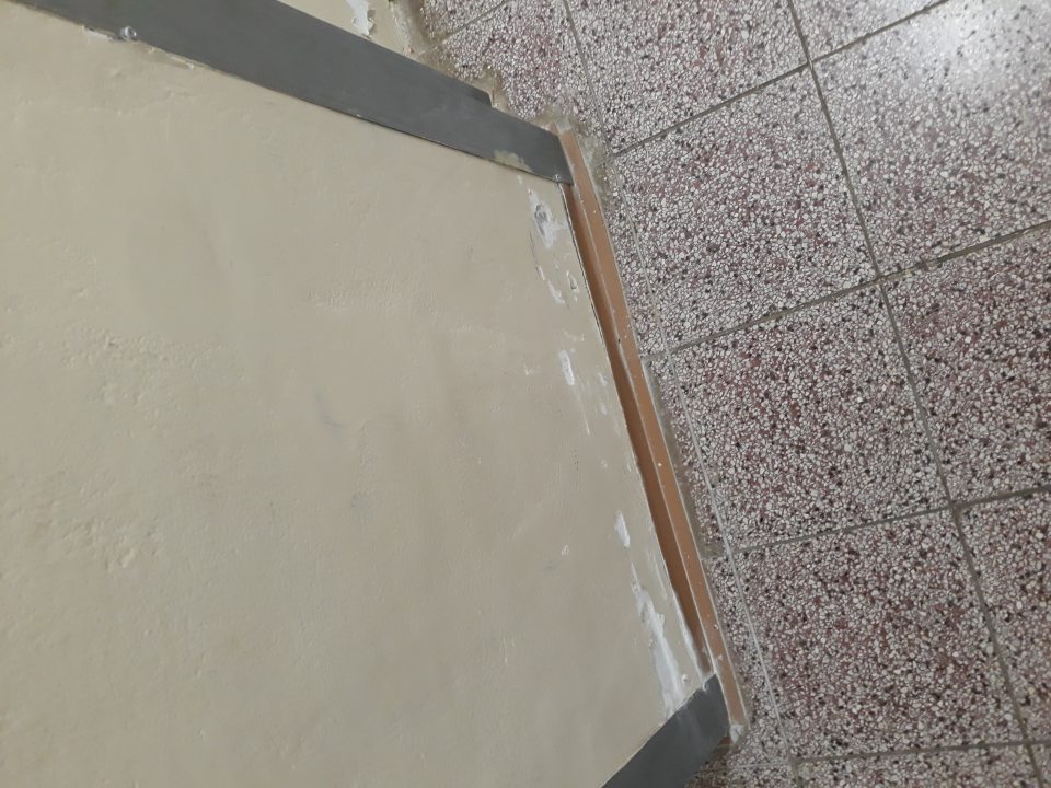 Sklad - poškodená omietka na stene