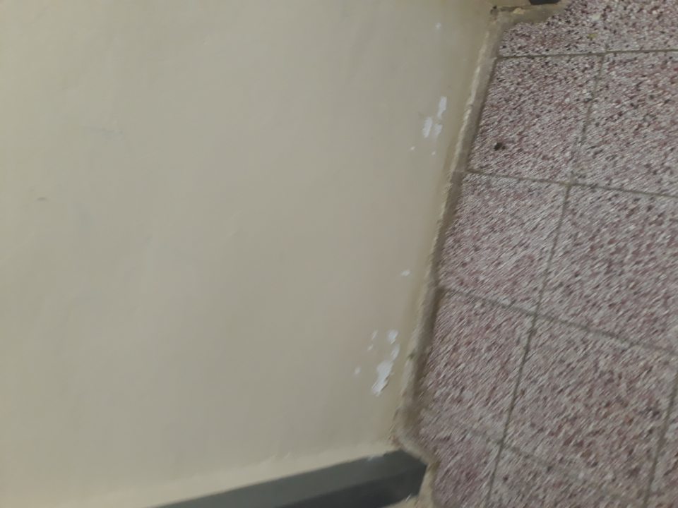 Sklad - poškodená omietka na stene.