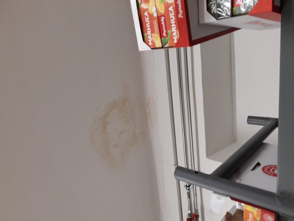 Sklad - zatečený strop.