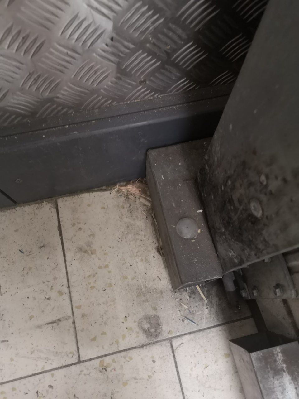 Zázemie predajne - znečistená podlaha v rohoch.