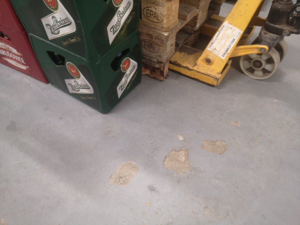 Poškodená podlaha v sklade