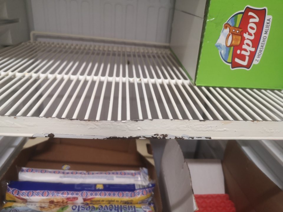 Korózia kovových mriežok v chladničke