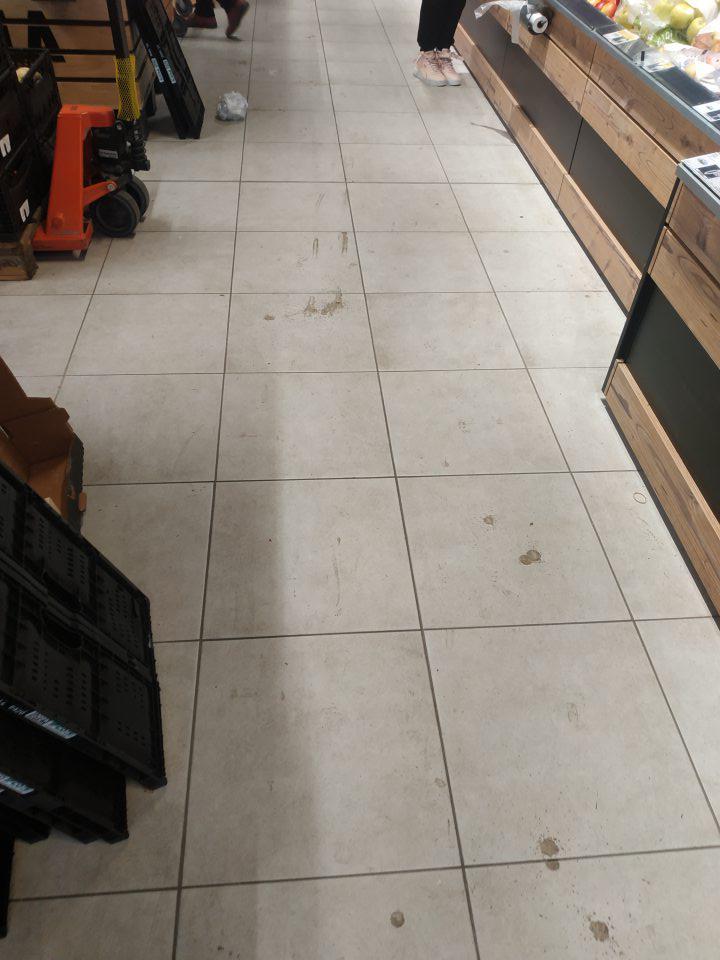 Nevyhovujúci hygienický stav podláh.