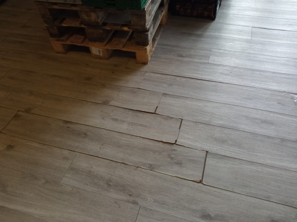 porušenie celistvosti podlahovej krytiny