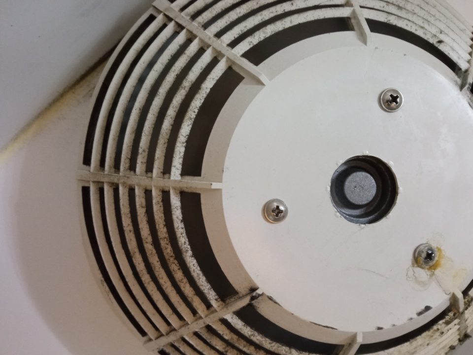 Znečistenie ventilátora v chladiacom zariadení