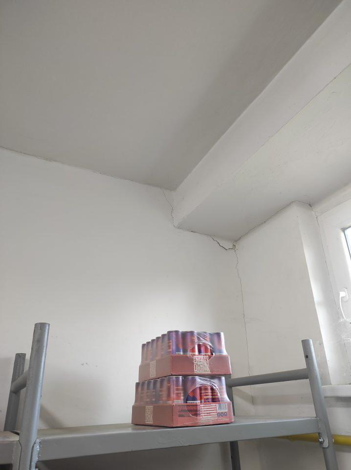 Poškodená celistvosť stropu a stien v sklade prevádzkarne.