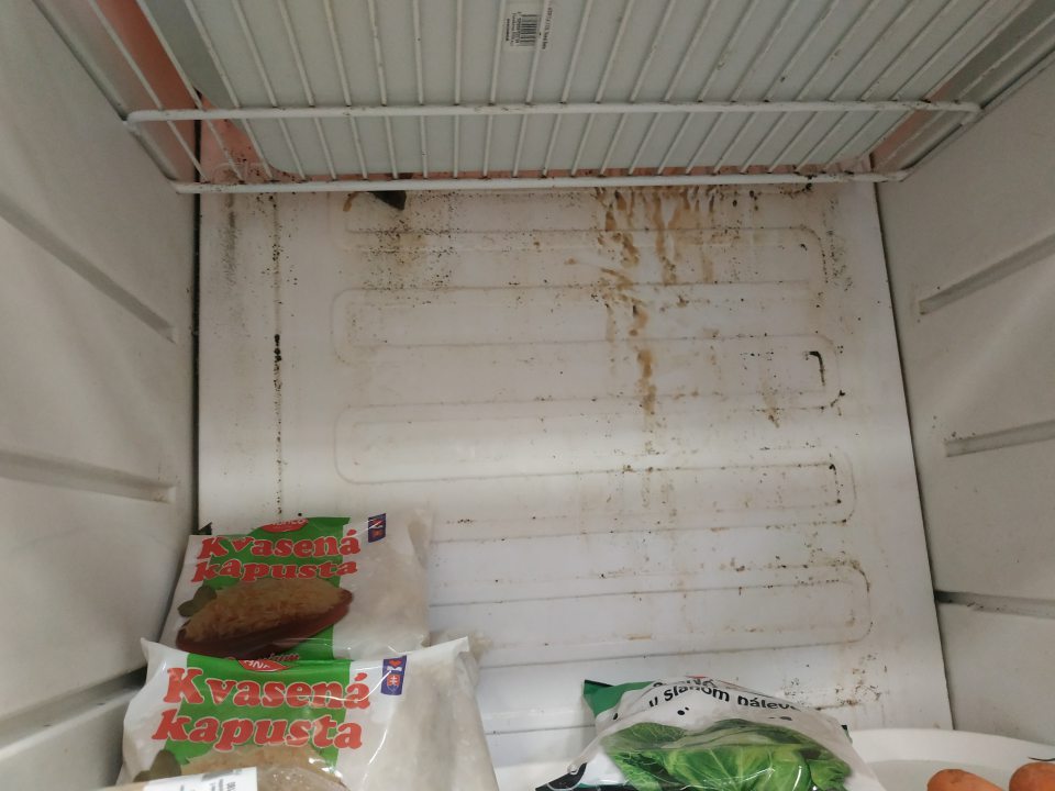 Nevyhovujúci hygienický stav zadnej časti chladiaceho zariadenia.