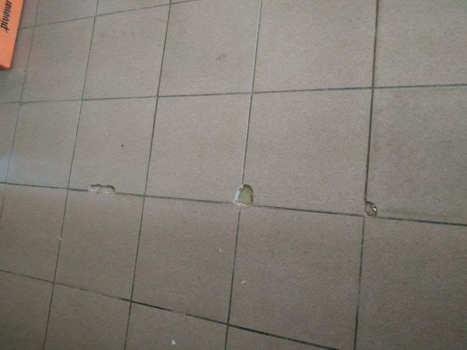 Poškodenie celistvosti podlahy.