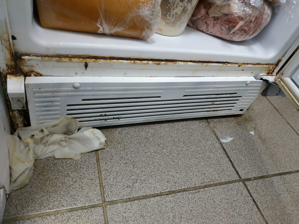 Nevyhovujúci hygienicko-technický stav chladiace zariadenia.