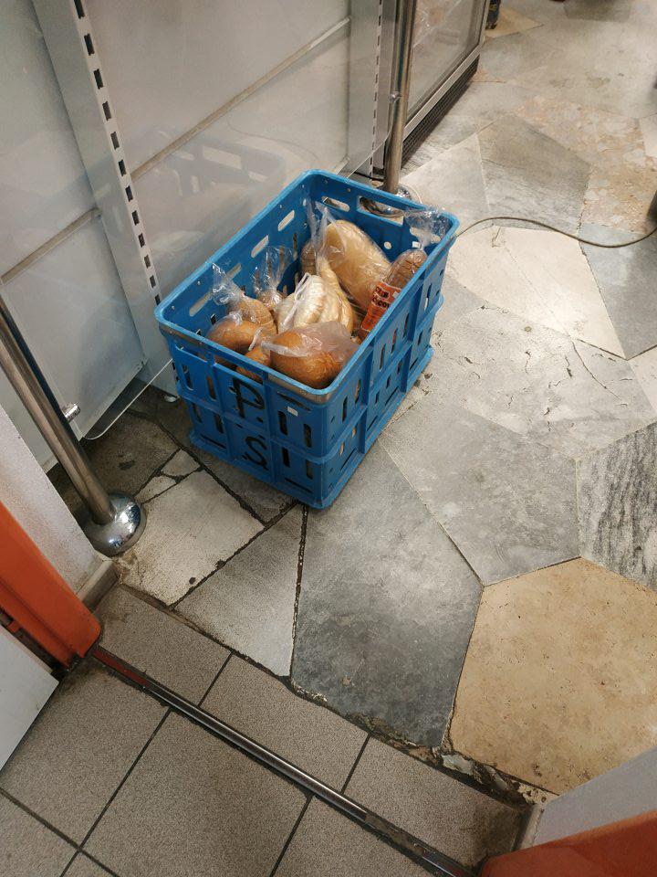 Uchovávanie pekárskych výrobkov za účelom predaja priamo na podlahe.
