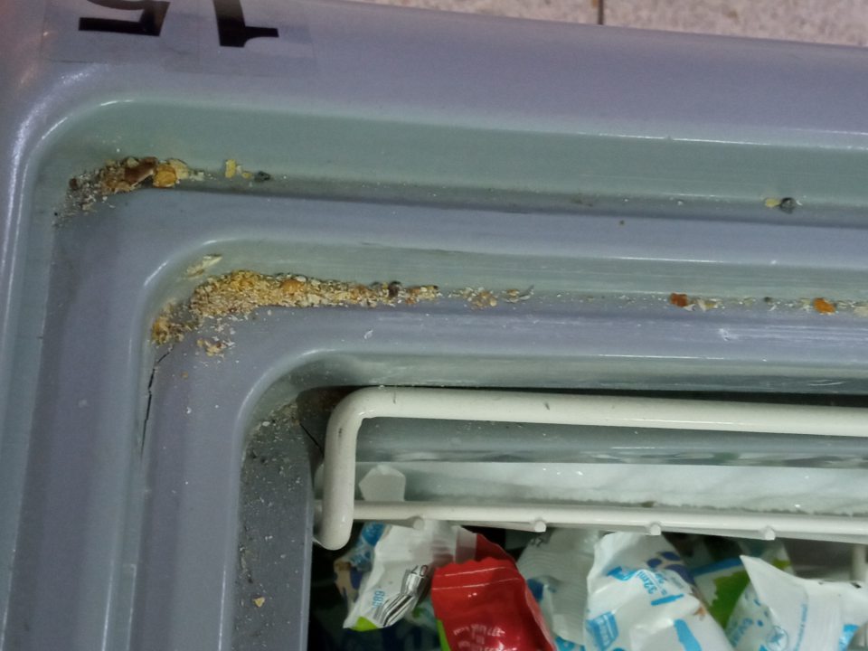 Znečistenie vodiacej lišty mraziaceho boxu