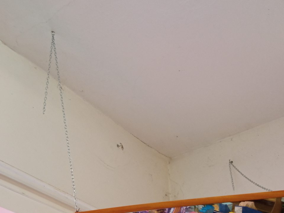 Prasklina steny a pavučiny