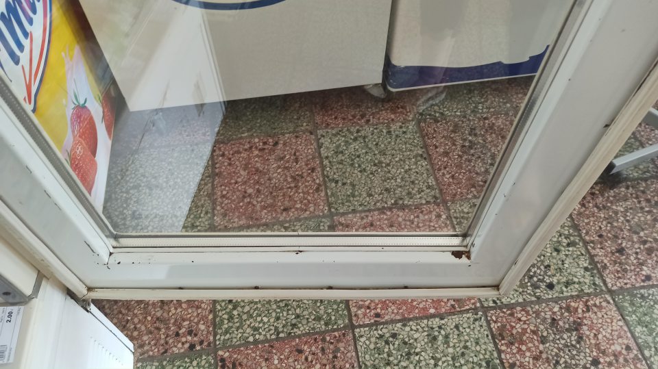 Poškodený povrchový náter chladiaceho zariadenia