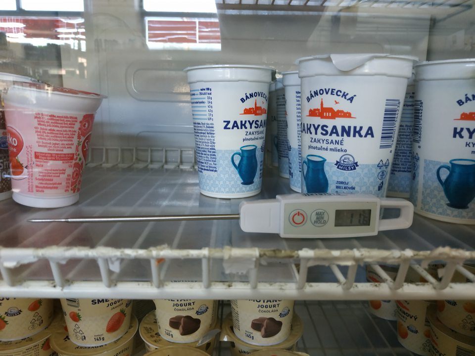 Teplota v chladiacich zariadeniach v rozpore s teplotami deklarovanými výrobcami na etiketách výrobkov.
