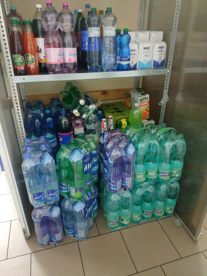 Skladovanie nápojov na podlahe