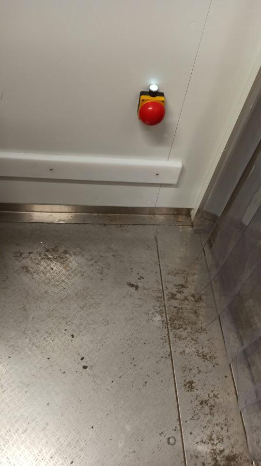 Nedostatky v hygiene zariadení - mraziaci box.