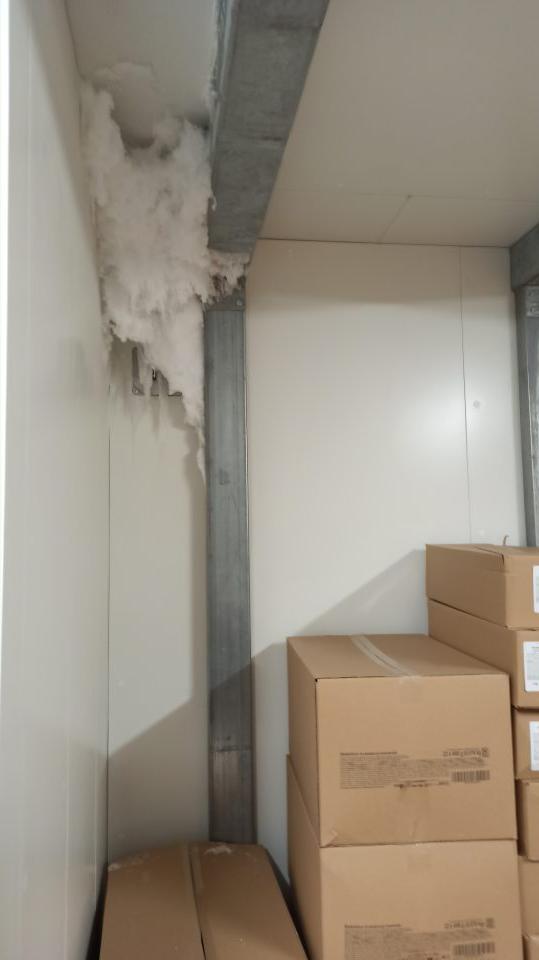 Nedostatky v hygiene zariadení - mraziaci box.