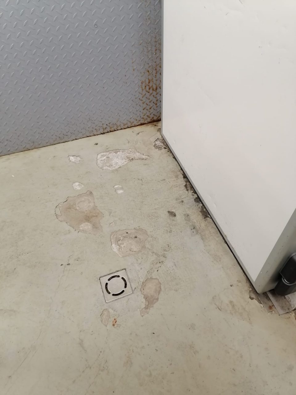 poškodená podlaha na príjmovej rampe