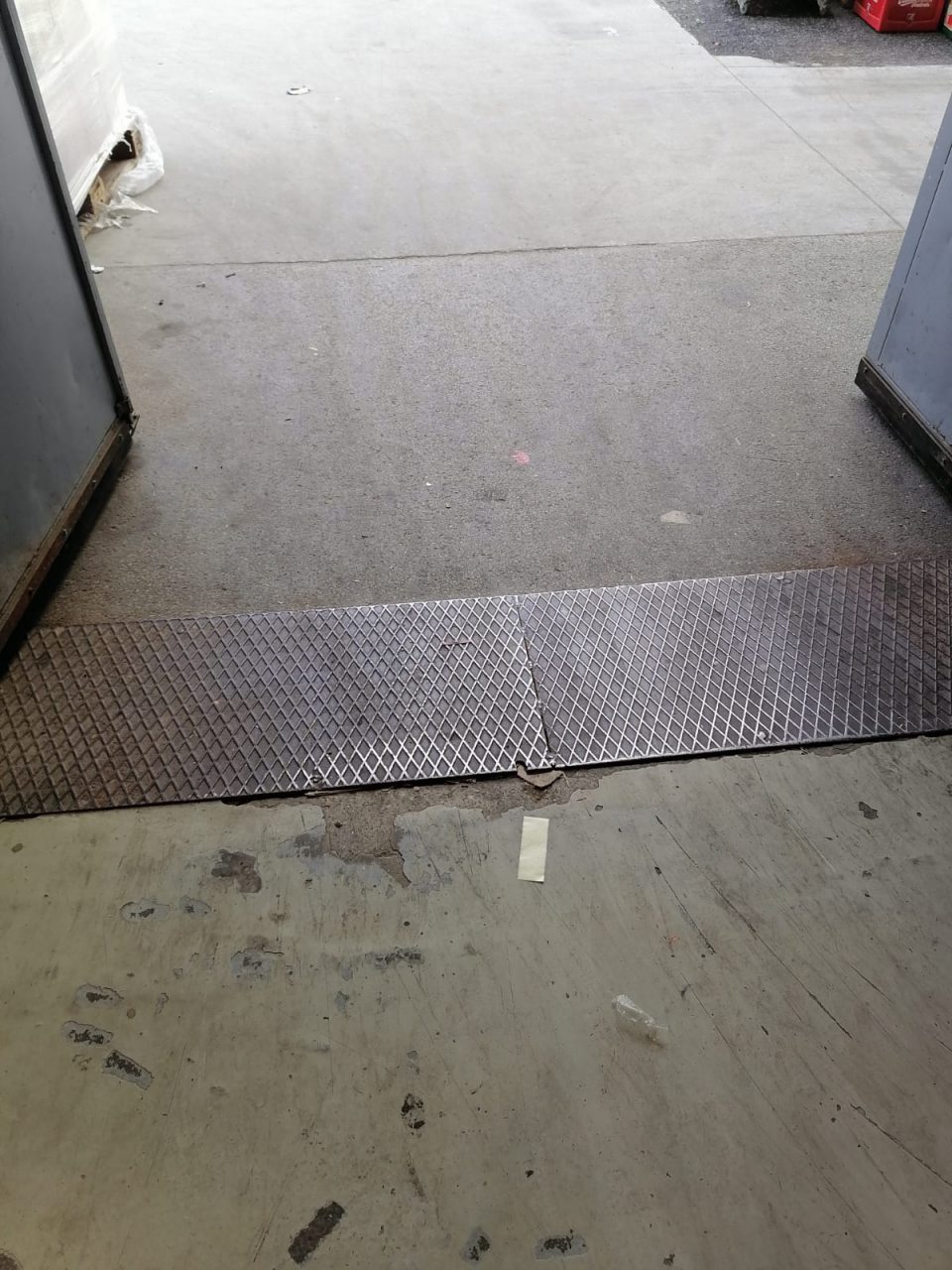 poškodená podlaha na príjmovej rampe