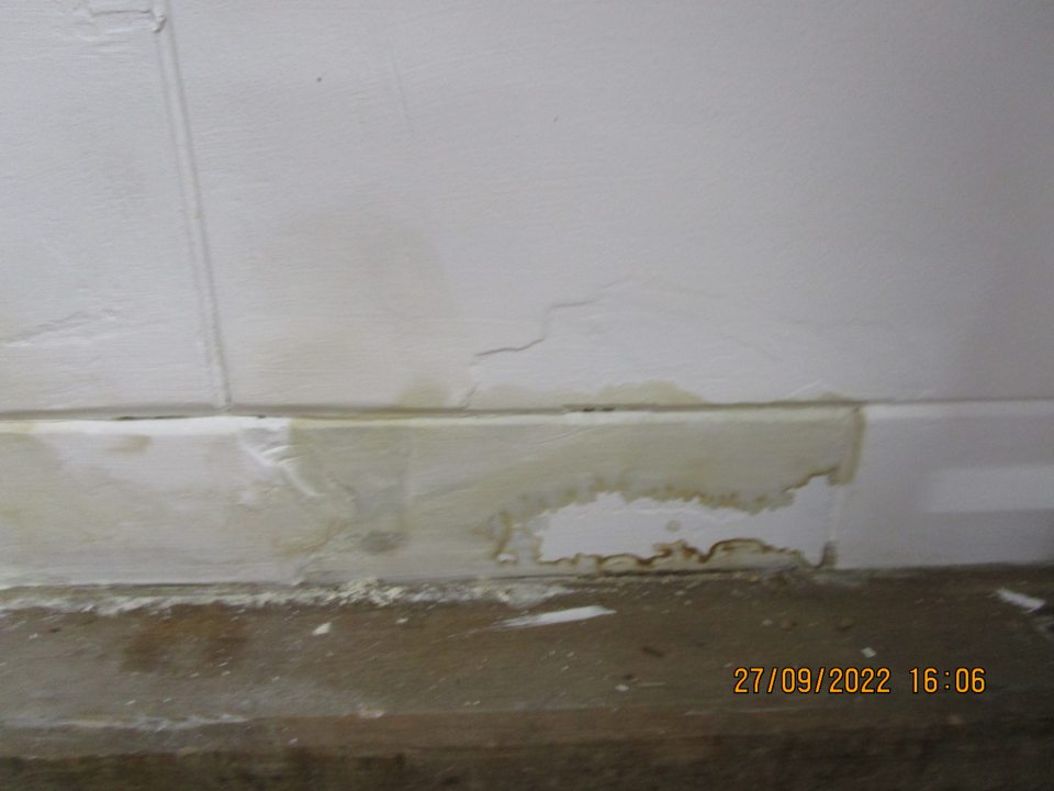 v zázemí v časti označenej ako neutrálna zóna zamoknutá stena v spodnej časti v rozsahu cca 30cmx50cm, po zamoknutí opadané časti omietky