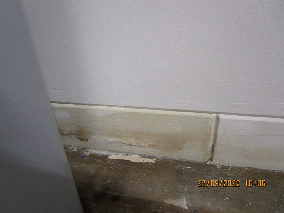 v zázemí v časti označenej ako neutrálna zóna zamoknutá stena v spodnej časti v rozsahu cca 30cmx50cm, po zamoknutí opadané časti omietky 