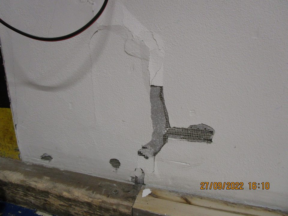 - v zázemí v časti označenej ak prísny zákaz ukladania paliet opadaná a opukaná omietka a odkrytá až do časti zo spodnou stierkou v rozsahu cca 20cmx20cm