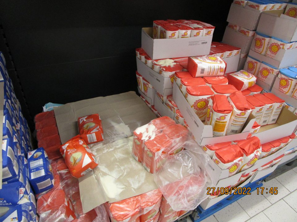  na prevádzke výskyt rozsypanej múky na palete na spotrebiteľských baleniach v rozsahu cca 20cmx20cm