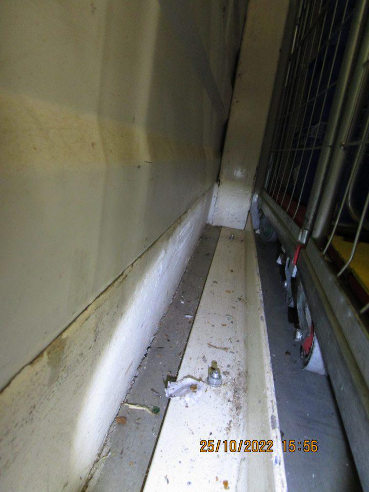 zázemie :- v blízkosti príjmovej rampy vo vnútornom priestore vpravo na podlahe za kovovou lištou znečistená podlaha nánosom špiny, nečistôt a 1 kus otvorenej deratizačnej návnady