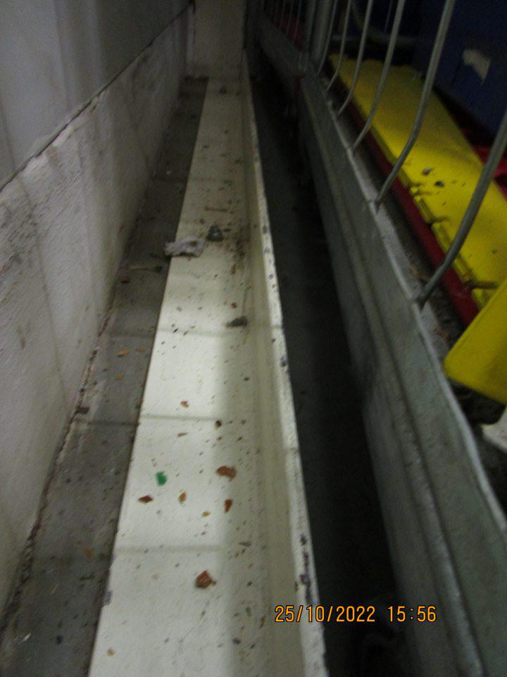 zázemie :- v blízkosti príjmovej rampy vo vnútornom priestore vpravo na podlahe za kovovou lištou znečistená podlaha nánosom špiny, nečistôt a 1 kus otvorenej deratizačnej návnad